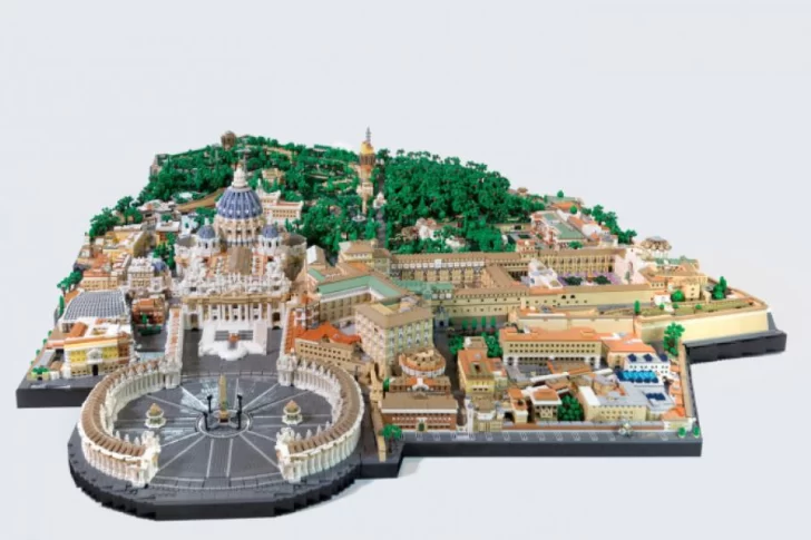 Un artista creó una réplica del Vaticano con piezas de Lego