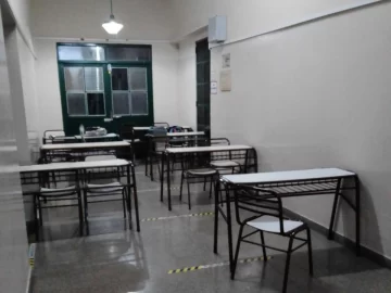 Faltan aulas, tienen clases en el pasillo y van al baño a oscuras por un problema eléctrico