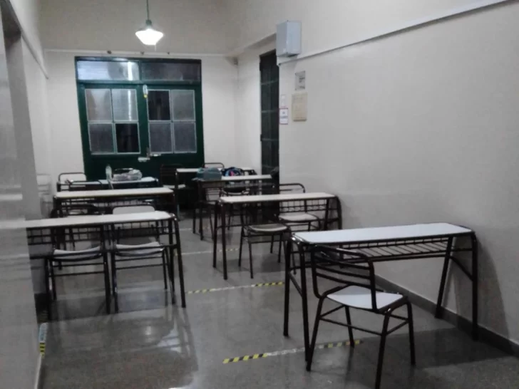 Faltan aulas, tienen clases en el pasillo y van al baño a oscuras por un problema eléctrico