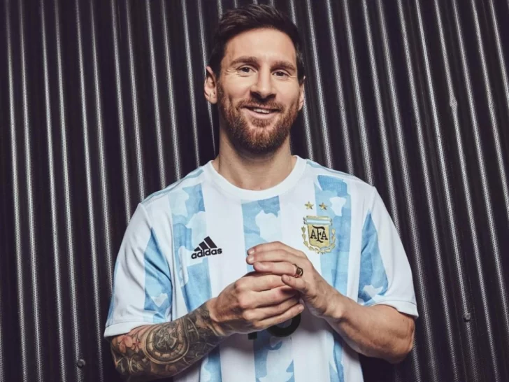 Adidas presentó la nueva camiseta de la Selección: cómo es y cuánto cuesta Adidas presentó la nueva camiseta de la Selección: cómo es y cuánto cuesta