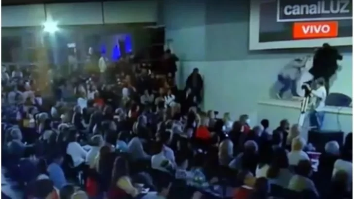 Un hombre armado irrumpió durante el discurso de una pastora y provocó pánico Un hombre armado irrumpió durante el discurso de una pastora y provocó pánico