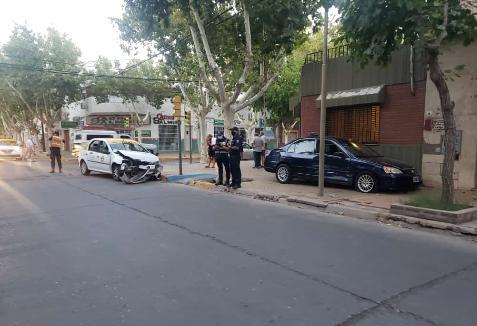 Otro choque con un taxi involucrado terminó con un auto en la vereda Otro choque con un taxi involucrado terminó con un auto en la vereda