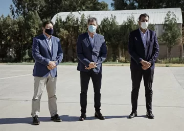 Daniel Arroyo llegó a San Juan con fondos para los damnificados por el terremoto Daniel Arroyo llegó a San Juan con fondos para los damnificados por el terremoto