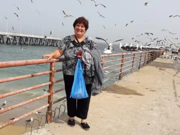 Lleva 3 décadas buscando a su madre, de la que sólo tiene una medallita que le dejó al nacer