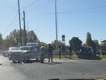 Un choque entre dos autos generó caos en el tránsito del lateral de Circunvalación Un choque entre dos autos generó caos en el tránsito del lateral de Circunvalación