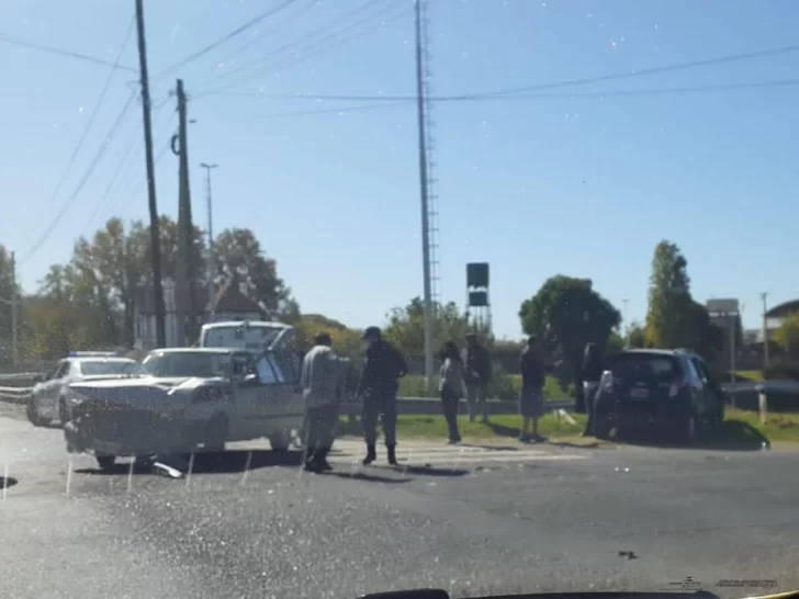 Un choque entre dos autos generó caos en el tránsito del lateral de Circunvalación Un choque entre dos autos generó caos en el tránsito del lateral de Circunvalación