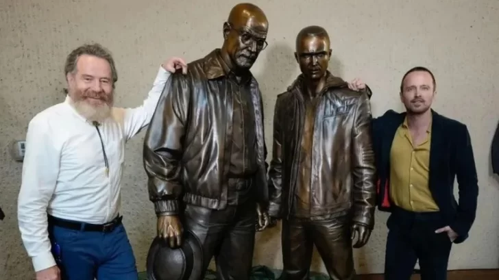 Inauguraron dos estatuas en honor a los protagonistas de Breaking Bad Inauguraron dos estatuas en honor a los protagonistas de Breaking Bad