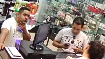 Quiénes son los tres sujetos que clonaban tarjetas y qué compras hicieron Quiénes son los tres sujetos que clonaban tarjetas y qué compras hicieron