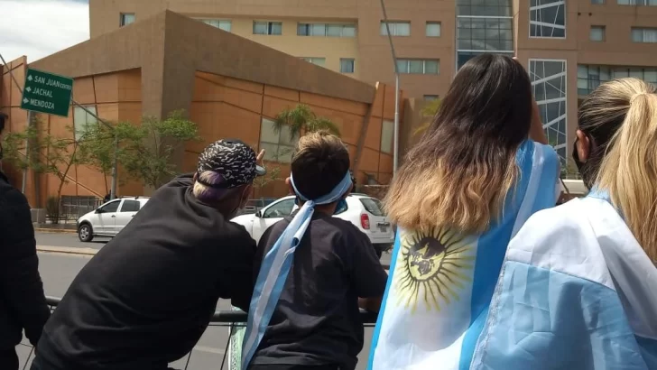 La ventana más observada: Messi, Paredes y cía ‘pispearon’ a los hinchas La ventana más observada: Messi, Paredes y cía ‘pispearon’ a los hinchas