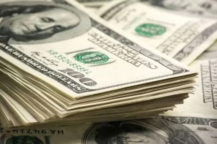 El dólar blue trepó cuatro pesos y se negoció a $272 por unidad