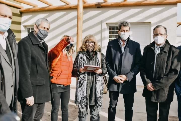 Uñac y el ministro Ferraresi entregaron 198 viviendas en Pocito Uñac y el ministro Ferraresi entregaron 198 viviendas en Pocito