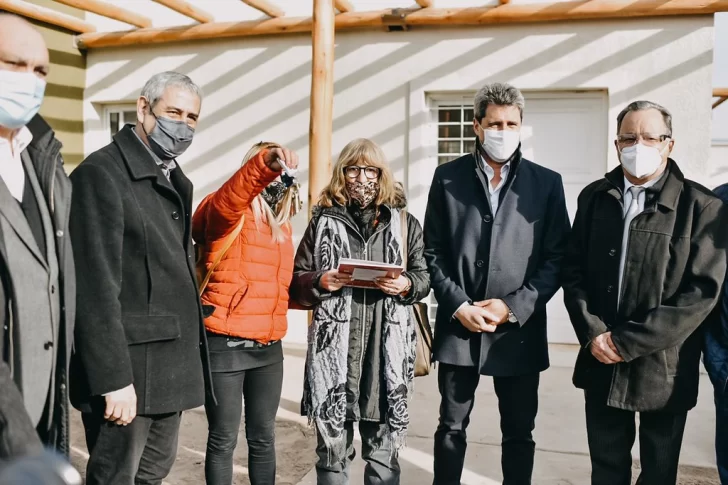 Uñac y el ministro Ferraresi entregaron 198 viviendas en Pocito Uñac y el ministro Ferraresi entregaron 198 viviendas en Pocito