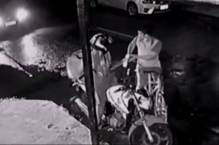 [VIDEO] Quiso robarle a un repartidor y un automovilista lo atropelló
