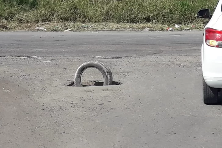 Calles destruidas, llenas de baches y pozos peligrosos en Rawson