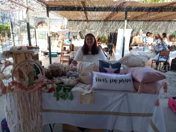 Una feria promueve que en los arbolitos de Navidad haya regalos de artesanos sanjuaninos Una feria promueve que en los arbolitos de Navidad haya regalos de artesanos sanjuaninos