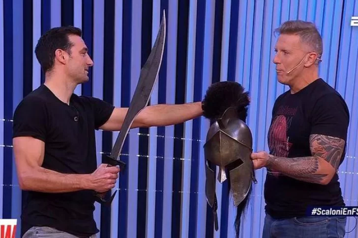 Scaloni festejó el título con Fantino y hasta se animó a hacer un juramento con espada