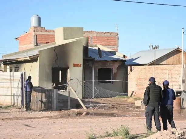 Río Negro: dos hermanos murieron tras incendiarse una vivienda