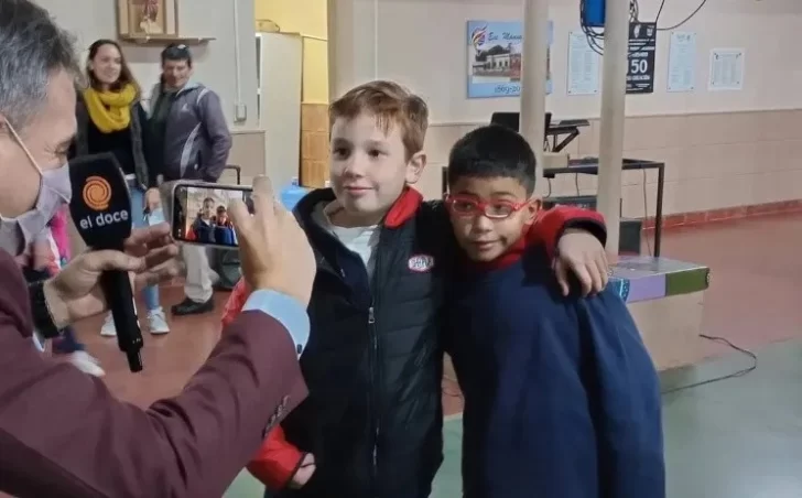 Le donó sus ahorros a su amigo y lanzó una campaña para comprarle anteojos nuevos Le donó sus ahorros a su amigo y lanzó una campaña para comprarle anteojos nuevos