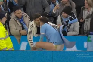 Julián Álvarez se sacó el pantalón y se lo regaló a un hincha de River Julián Álvarez se sacó el pantalón y se lo regaló a un hincha de River