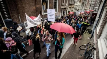 Holanda: trabajadoras sexuales protestan ante el Parlamento por el cierre de burdeles Holanda: trabajadoras sexuales protestan ante el Parlamento por el cierre de burdeles