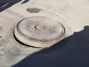 Queja de vecinos por una boca de cloaca sin tapar