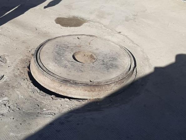 Queja de vecinos por una boca de cloaca sin tapar Queja de vecinos por una boca de cloaca sin tapar