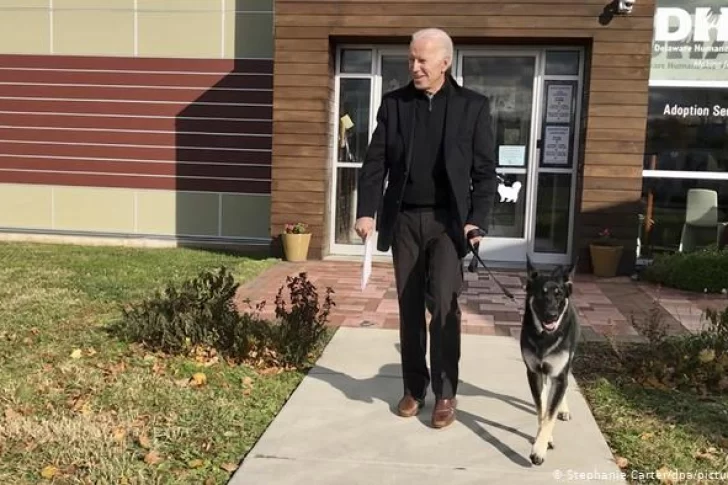 Joe Biden se torció el tobillo jugando con su perro y terminó en una clínica médica