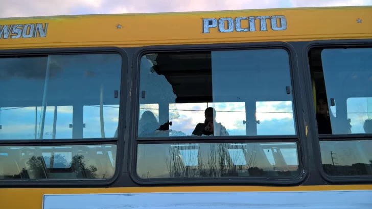 Apedrearon un colectivo e hirieron a un niño