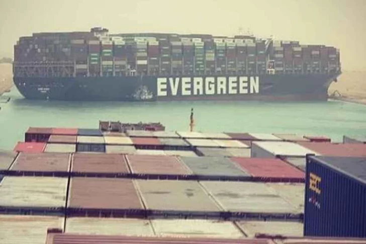 [IMÁGENES] El Canal de Suez suspendió la navegación por un buque encallado