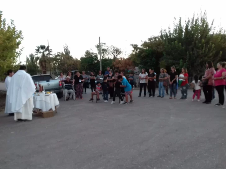 Vecinos de Media Agua se juntaron a rezar por la imagen de la virgen destruida