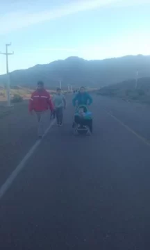 Un pueblo entero camina durante 7 horas para visitar un santuario y cumplir promesas