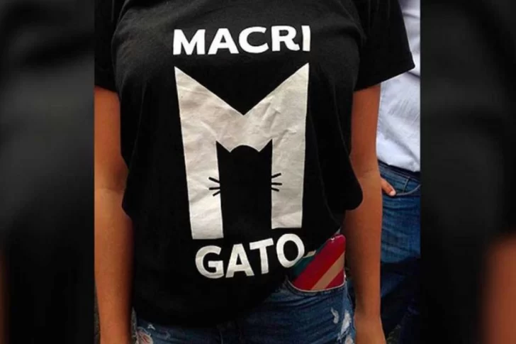 En la “carpa” docente venden remeras de “Macri Gato”
