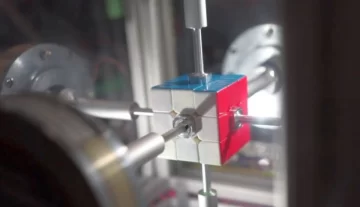 Un robot tiene el nuevo récord mundial en resolver el Cubo de Rubik Un robot tiene el nuevo récord mundial en resolver el Cubo de Rubik