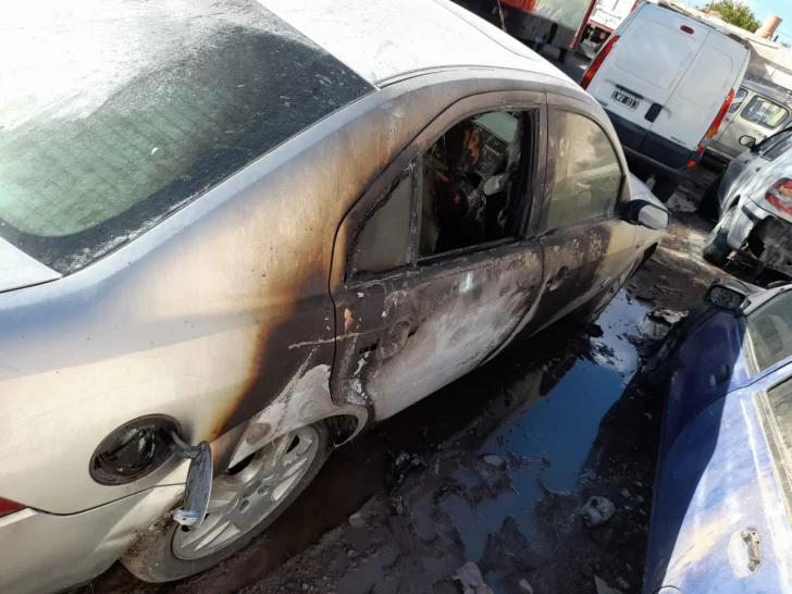 Un incendio en un taller mecánico provocó daños en tres vehículos Un incendio en un taller mecánico provocó daños en tres vehículos