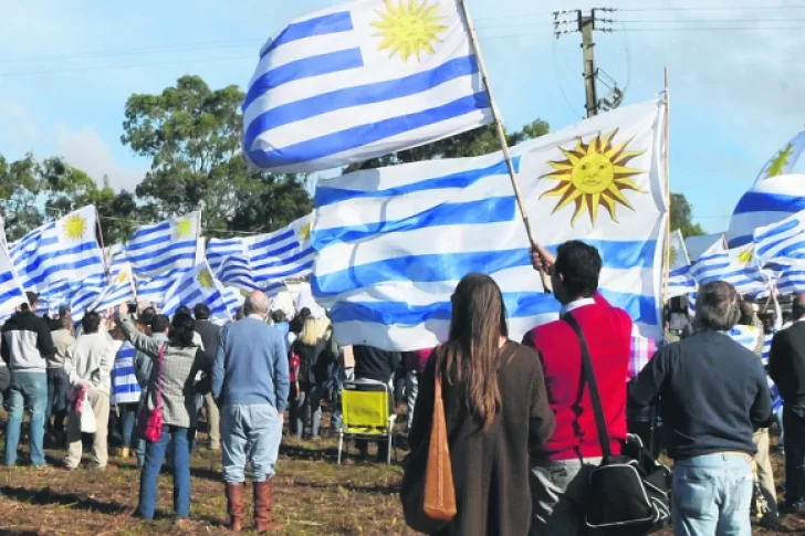 Aumento de contagios y cacerolazos en Uruguay: del mejor al peor ejemplo del mundo