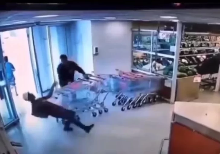 Quiso robar en un supermercado y un empleado lo noqueó con una botellita de gaseosa Quiso robar en un supermercado y un empleado lo noqueó con una botellita de gaseosa