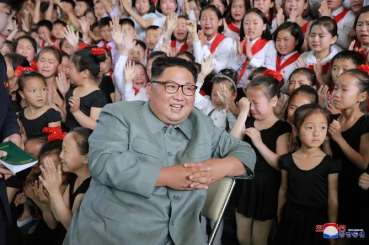 La extraña foto del presidente de Corea del Norte riendo con niñas llorando a su alrededor