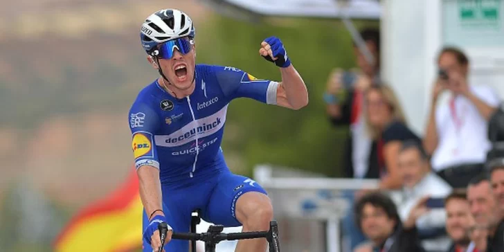 En una etapa accidentada, Cavagna levantó los brazos en la Vuelta a España En una etapa accidentada, Cavagna levantó los brazos en la Vuelta a España