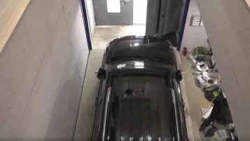 [VIDEO] Descubrieron un búnker subterráneo para esconder autos de lujo robados