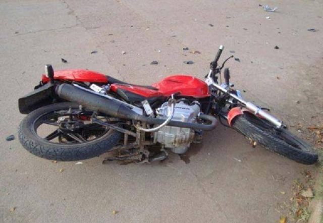 Encontraron una mujer gravemente herida tirada junto a su moto: investigan qué pasó Encontraron una mujer gravemente herida tirada junto a su moto: investigan qué pasó