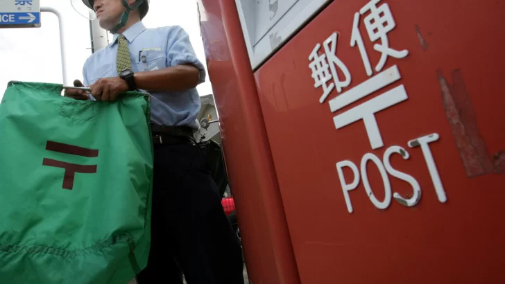 Un cartero acumuló 24.000 cartas en su casa sin entregarlas a sus destinatarios Un cartero acumuló 24.000 cartas en su casa sin entregarlas a sus destinatarios