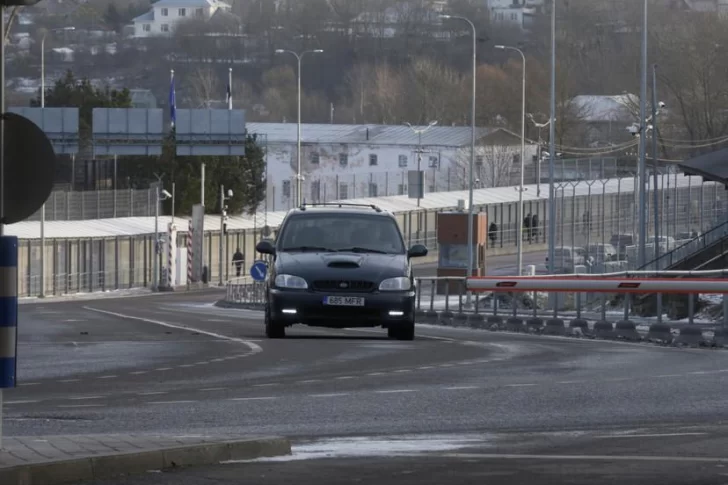 Un ruso grabó cómo se derrumba un puente bajo su coche