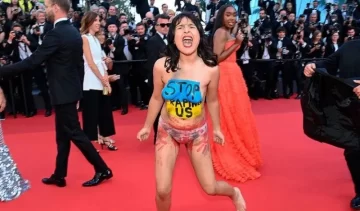 Desnuda irrumpió en la alfombra roja de Cannes para protestar contra la guerra en Ucrania