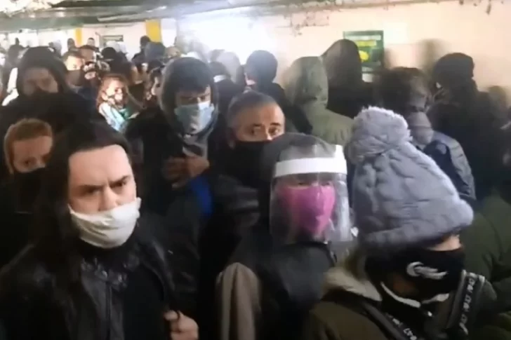 Amontonados: así se viaja en tren en el AMBA pese a las restricciones