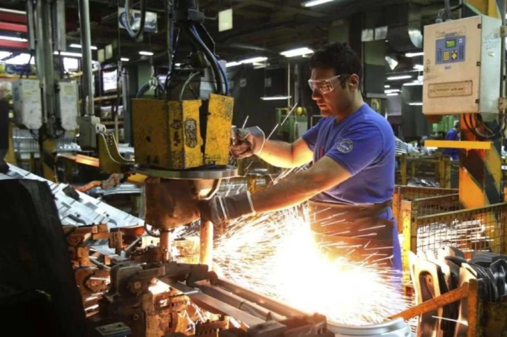 La actividad económica bajó en julio 13,2% interanual