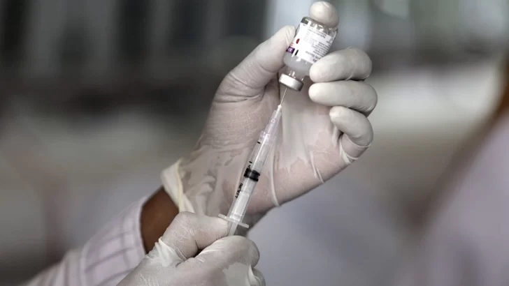 Suman factores de riesgo para vacunar a personas de 18 a 59 años