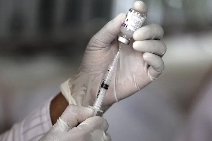 Suman factores de riesgo para vacunar a personas de 18 a 59 años