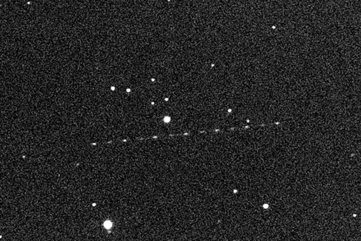Un objeto espacial desconocido pasa rozando la Tierra y los científicos aún no saben qué es