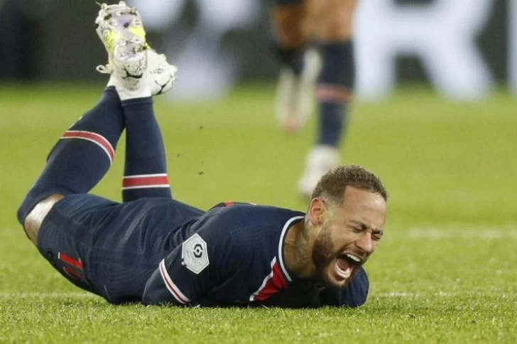 El padre de Neymar explotó tras la lesión de su hijo