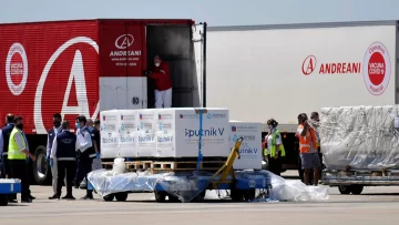 Fernández anunció la llegada de más vacunas rusas y chinas para mediados de abril Fernández anunció la llegada de más vacunas rusas y chinas para mediados de abril